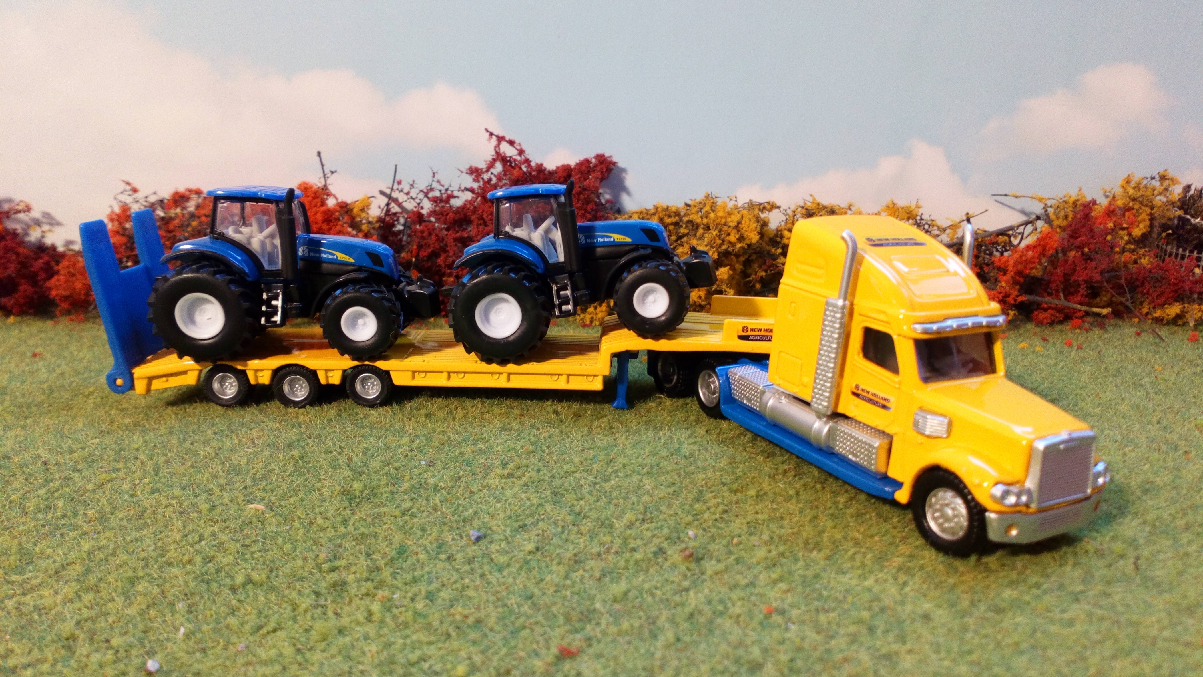 Siku 1/87 Truck With New Holland Tractors - Carpet Farmer