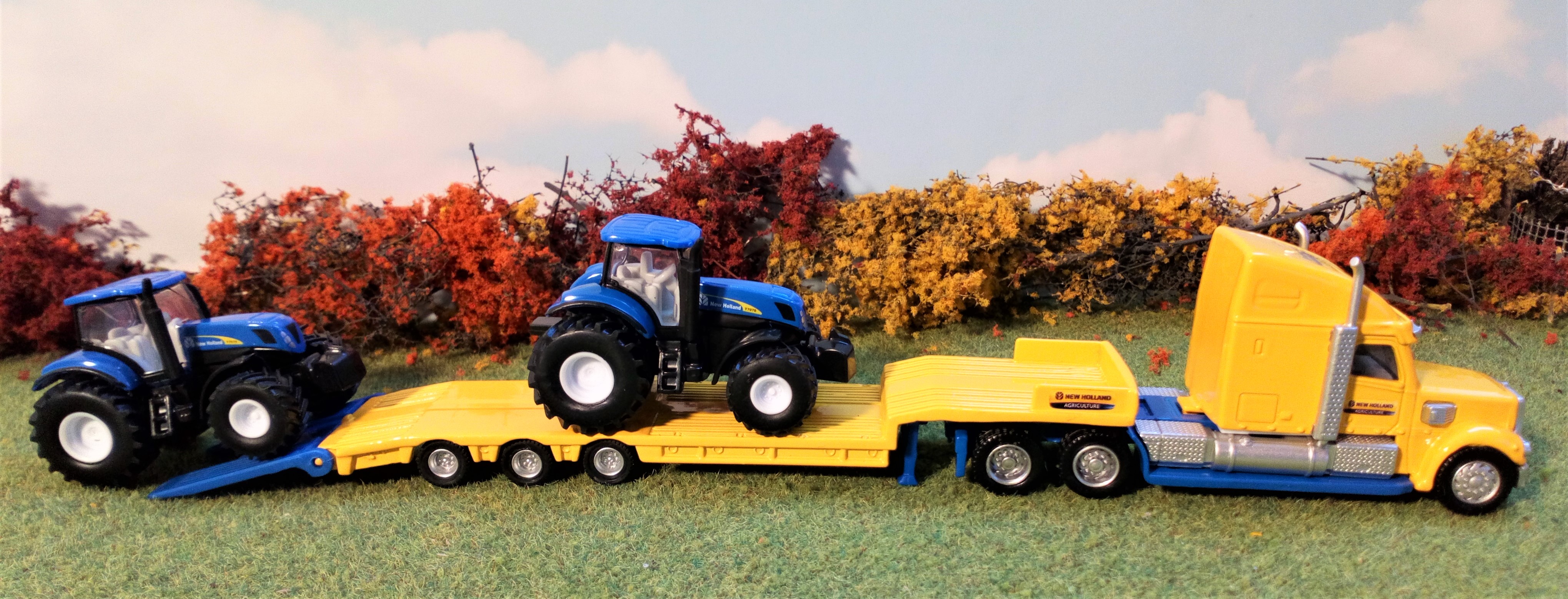 Siku 1/87 Truck With New Holland Tractors - Carpet Farmer
