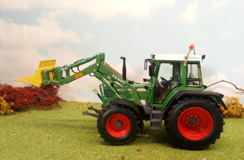 Weise-Toys 1/32 Fendt Favorit 510 C With Front Loader - Carpet Farmer