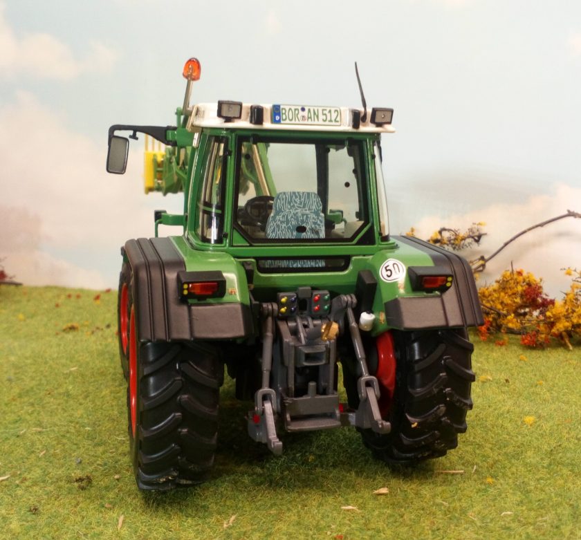 Weise-Toys 1/32 Fendt Favorit 510 C With Front Loader - Carpet Farmer